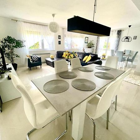 U Gosi Zator Villa ภายนอก รูปภาพ